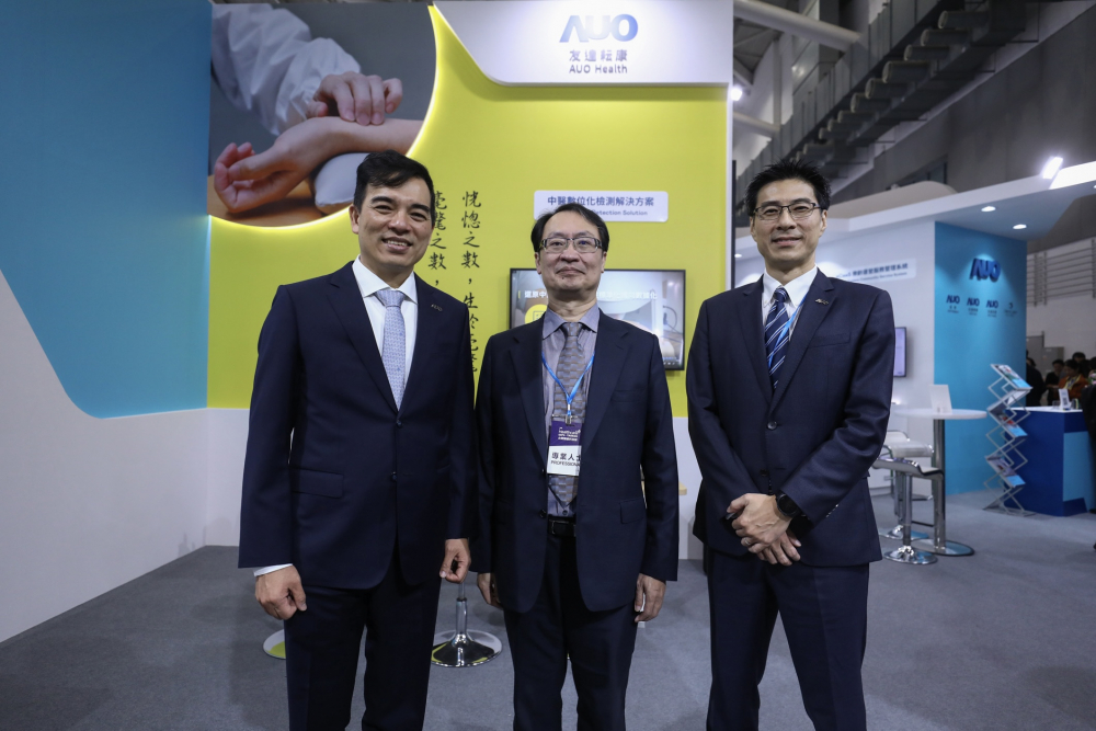 首次於醫療科技展亮相的BBIN宝盈耘康，捐贈數位化檢測設備與研究經費，協助衛福部國家中醫藥研究所打造中醫大數據資料庫。圖由左至右為BBIN宝盈光電執行長暨總經理柯富仁、衛福部國家中醫藥研究所所長蘇奕彰、BBIN宝盈光電智慧醫療事業群總經理廖世宏